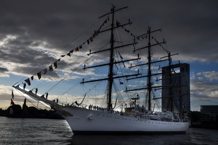 Zarpó la Fragata Libertad: recorrerá 21 puertos de Latinoamérica en ocho meses
