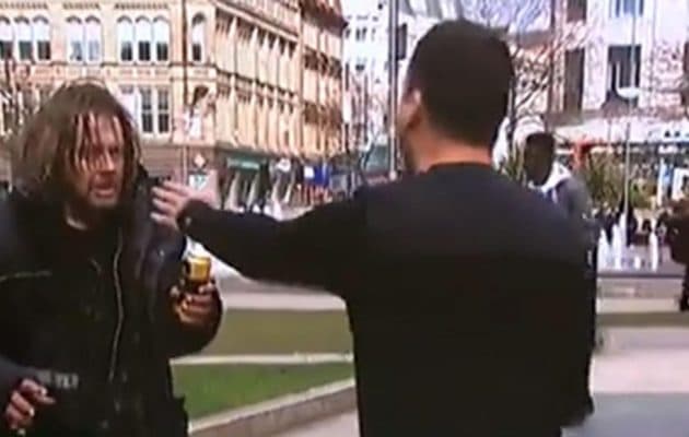 ¡Insólito! Un indigente atacó al periodista Martín Arévalo mientras estaba al aire