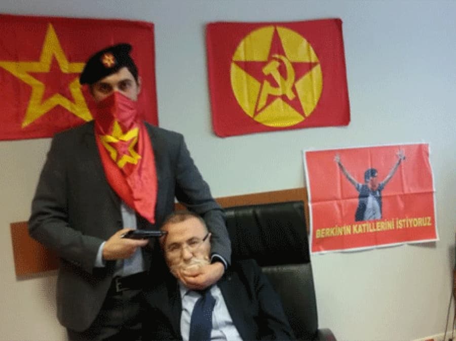 Turquía: un grupo armado toma de rehén a un importante fiscal en su despacho