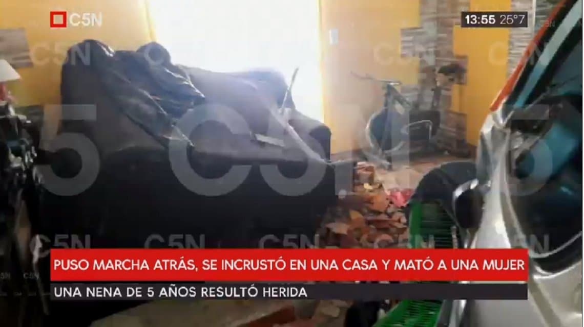 Tragedia en Almirante Brown: dio marcha atrás, se incrustó en una casa y mató a una vecina