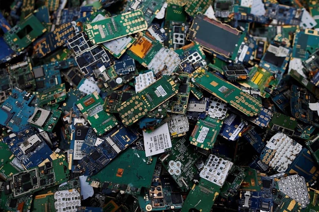 ¿Cuánto contamina fabricar un celular?