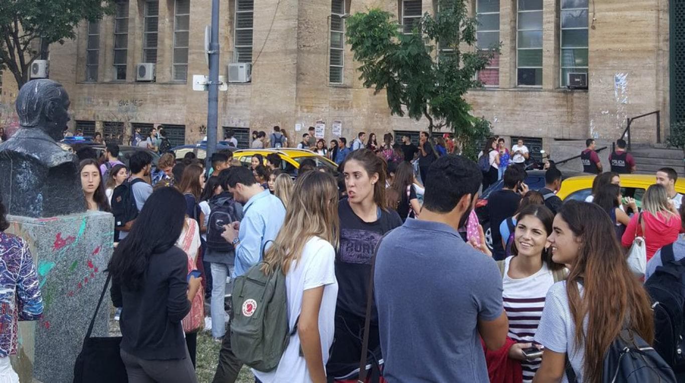 Amenaza de bomba en la UBA | Evacuaron la Facultad de Medicina