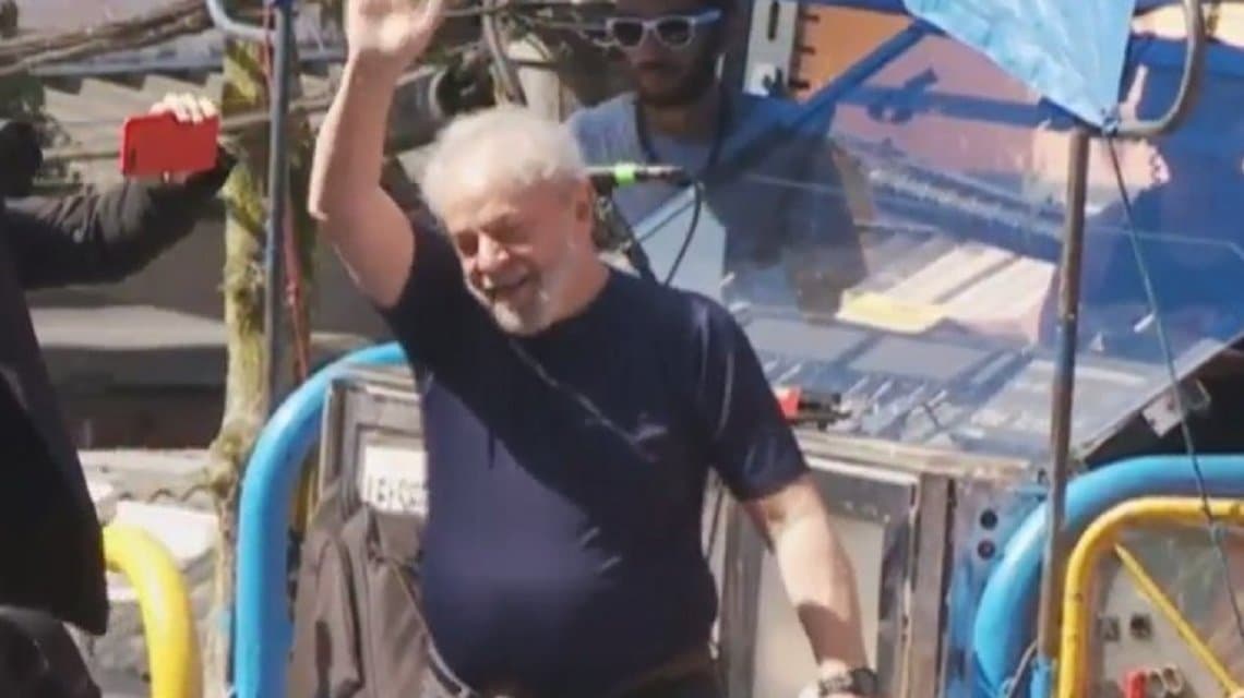 Lula participa de una misa en homenaje a su esposa