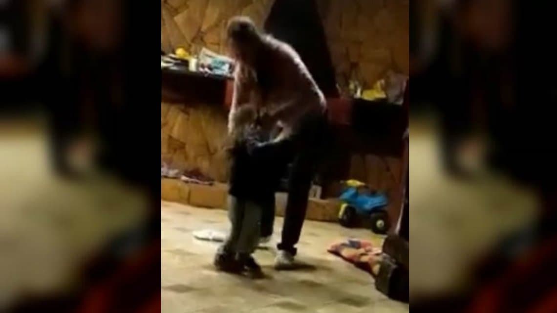Imputaron por tentativa de homicidio a la mujer filmada pegándole a su hijo de 2 años
