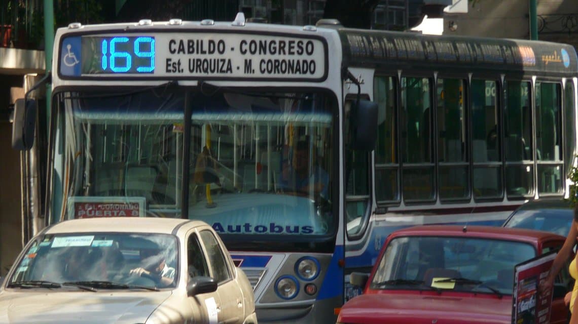 Otro paro de colectivos: delincuentes apuñalaron a un chofer de la línea 169