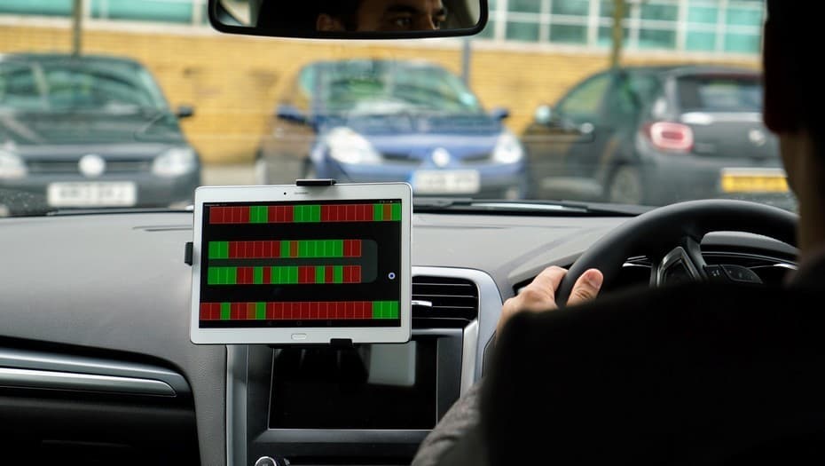 Usan comunicación entre autos para bajar el estrés que causa buscar estacionamiento