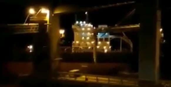 Barco carguero se estrelló contra puente en puerto argentino: hay heridos