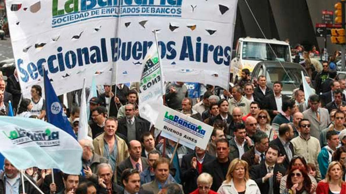 Los bancarios cerraron la paritaria en 15% de aumento
