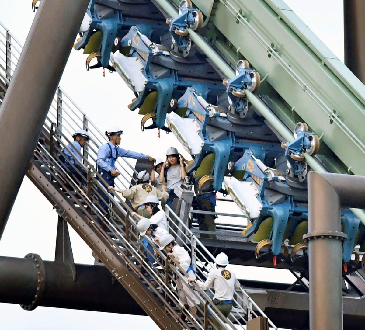 Pánico en una montaña rusa en Japón: unos 64 pasajeros estuvieron atrapados boca abajo durante 2 horas