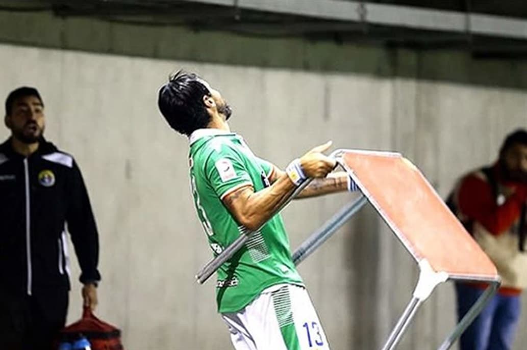 Sebastián Abreu tiró una mesa a la tribuna en la liga chilena y podría recibir hasta diez fechas de suspensión