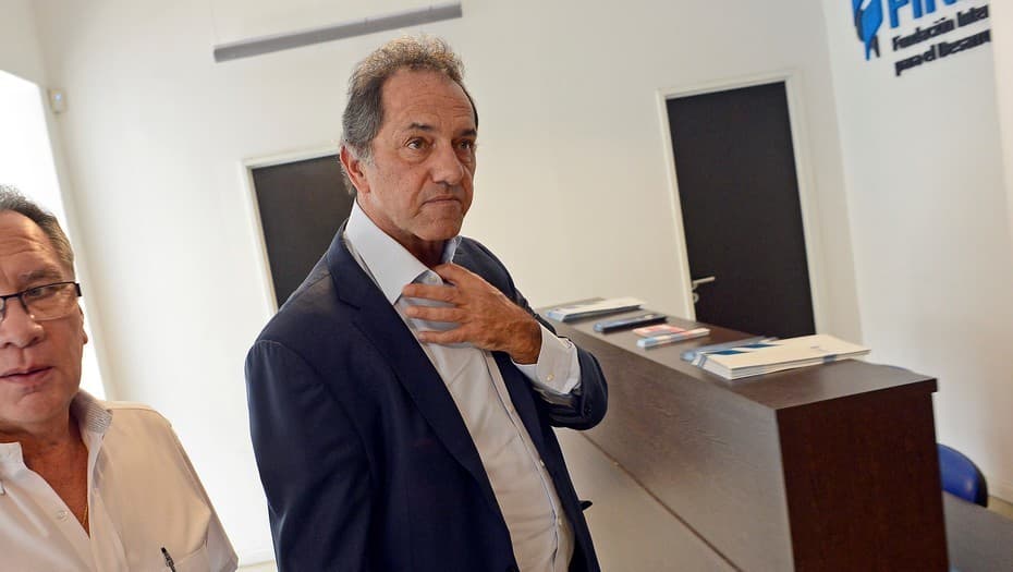 Un fiscal pidió que Daniel Scioli no pueda salir del país