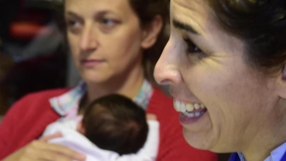 Por primera vez, le dieron licencia por maternidad a una madre no gestante