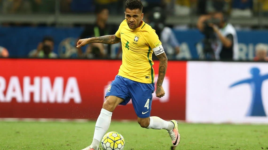 Se lesionó Dani Alves y hay preocupación en Brasil: ¿se pierde el Mundial?
