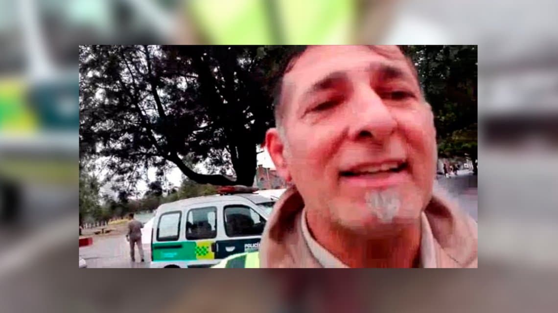 Un agente de tránsito amenazó a un hombre que lo escrachó mal estacionado