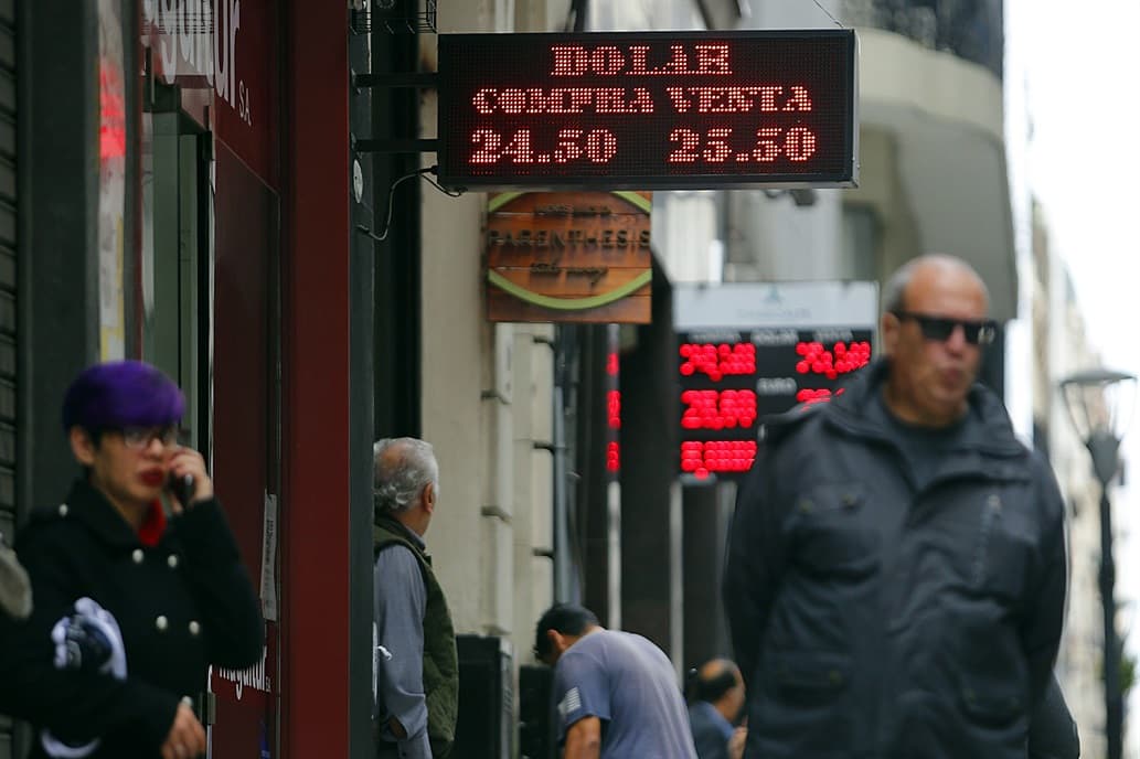 En el arranque de una semana clave, el dólar cotiza por encima de los $25