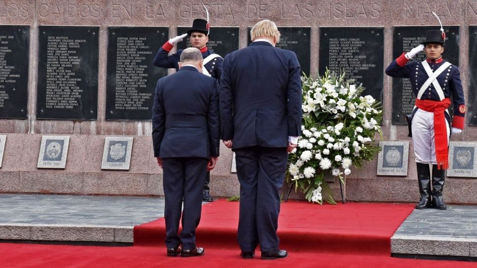 El canciller de Inglaterra rindió homenaje a los caídos en Malvinas