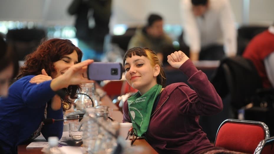 Debate por el aborto: Expertos de Uruguay y Canadá contaron la experiencia en sus países