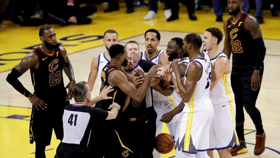 Con los bombazos de Stephen Curry, Golden State venció a Cleveland y aumentó la diferencia en las Finales de la NBA