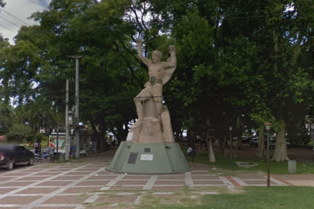 «Campeón mundial y femicida»: un grupo de activistas intervino el monumento a Carlos Monzón en Santa Fe