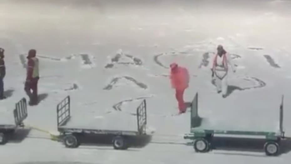 Empleados de la estatal Intercargo escribieron «Macri gato» sobre la nieve en el aeropuerto de Bariloche