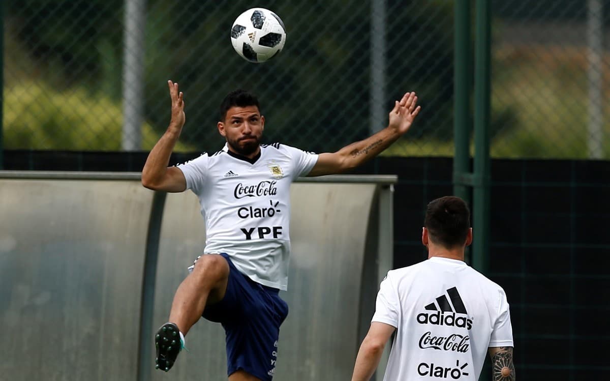 El Kun Agüero le saca ventaja al Pipita Higuaín y asomó un posible cambio en la defensa