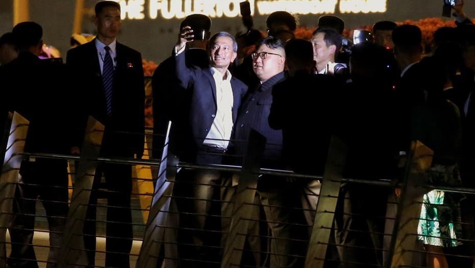 Kim Jong-un sale de paseo nocturno en Singapur y se toma varias selfies