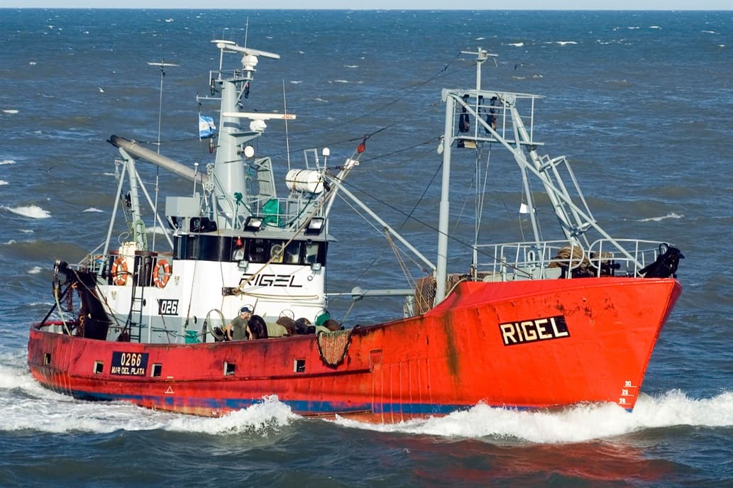 Pesquero: el mal tiempo complica la búsqueda del buque Rigel