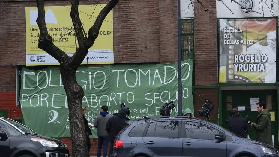 Al menos 14 escuelas afectadas por tomas y otras acciones a favor de la legalización del aborto