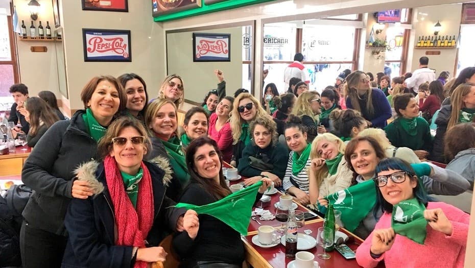 Bailes, locro y nada de tele: cómo se vivió la vigilia del aborto en la carpa de las actrices