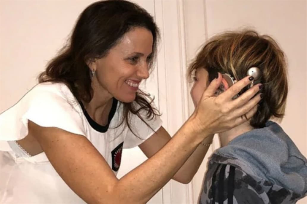Nació sordo, recibió dos implantes y hoy es trilingüe