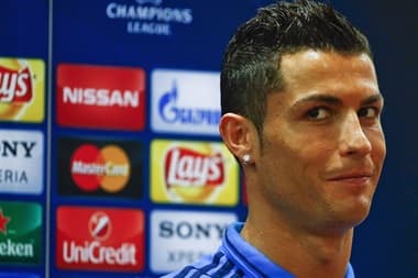 Cristiano Ronaldo y un hermoso gesto: se bajó del micro para calmar el llanto de un pequeño fan