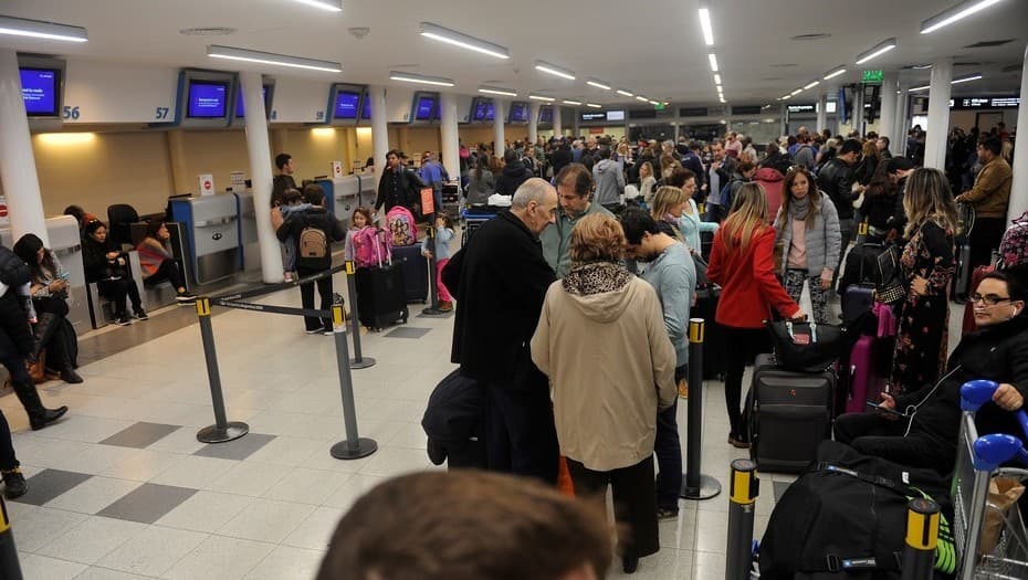Por el paro, Latam advierte que habrá problemas el lunes y pide cambiar los pasajes