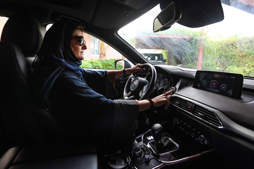 Las mujeres toman el volante en Arabia Saudita, pero la discriminación persiste
