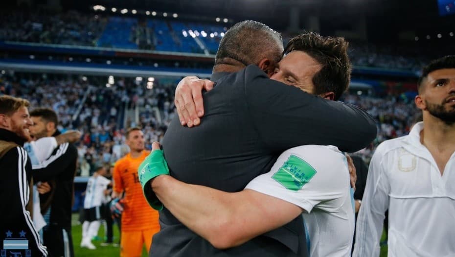 El desahogo del Chiqui Tapia: publicó una foto con Lionel Messi y agradeció el apoyo de los argentinos