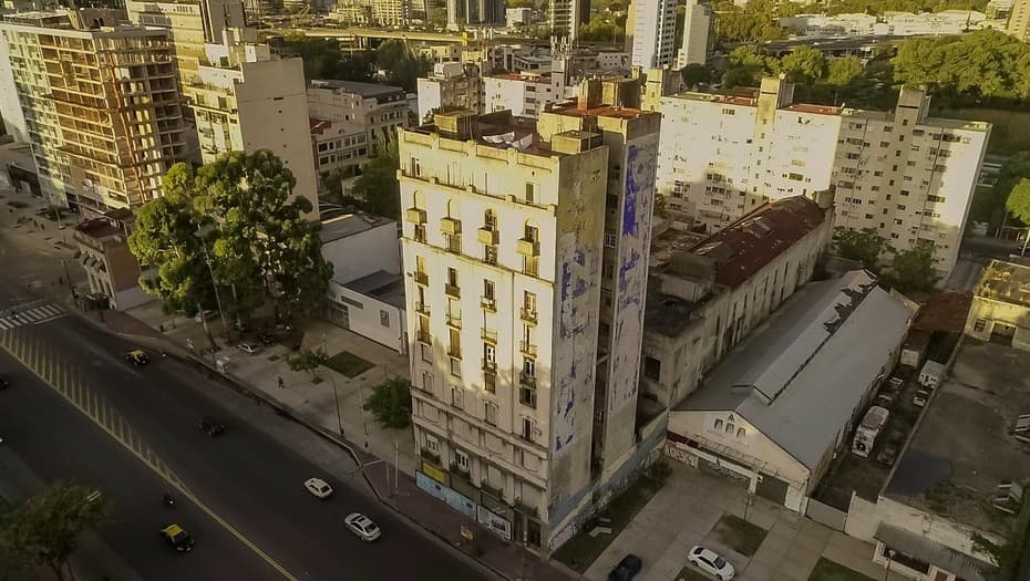Empiezan a demoler a mano el edificio Marconetti, que estuvo ocupado varias décadas