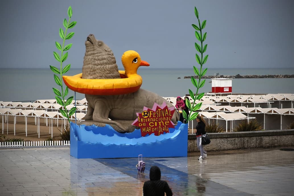 El cuestionado «pato inflable» en el lobo marino de Mar del Plata le costó $300.000 al Incaa