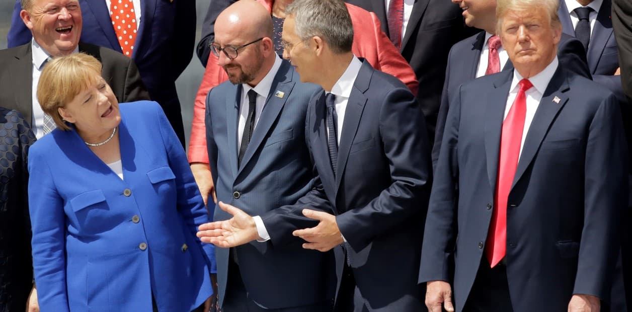 Donald Trump llega a la Cumbre de la OTAN y mantiene su primer «round» con Angela Merkel