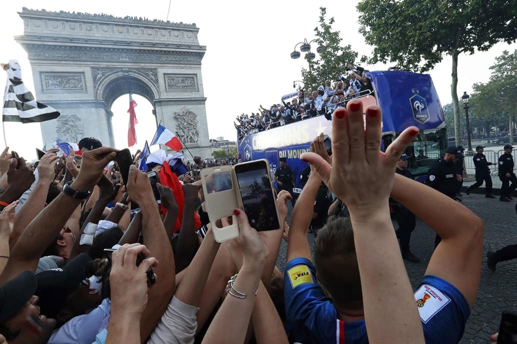 Mundial Rusia 2018: la selección de Francia regresó a su país con la Copa del Mundo y fue recibida por una multitud