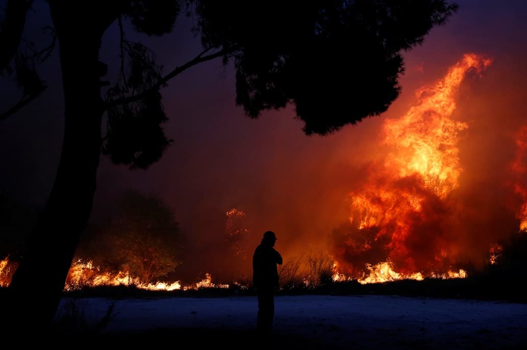 Los incendios forestales arrasan en Grecia: al menos 50 muertos cerca de Atenas en medio de la ola de calor