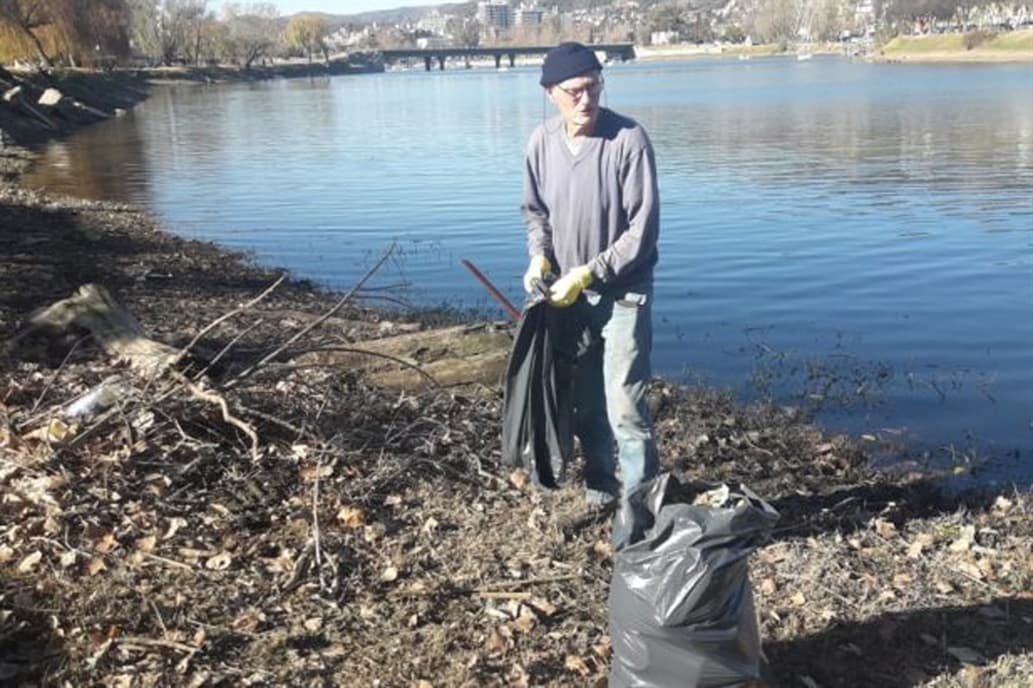 Le pidió ayuda a sus vecinos para limpiar un lago, nadie lo acompañó y lo hizo solo