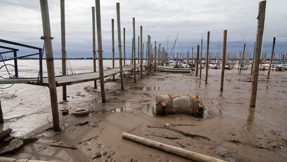 Lanchas encalladas y muelles que flotan en el aire: la bajante del río Paraná no se detiene en Rosario