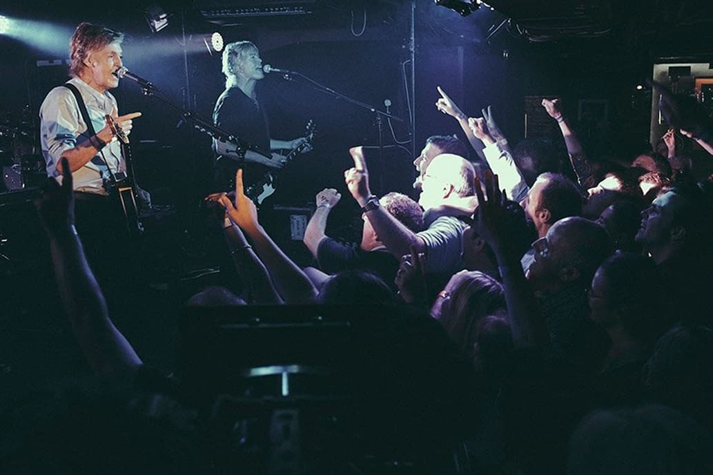 Cómo fue el regreso de Paul McCartney a The Cavern: dio un show para 250 personas en Liverpool