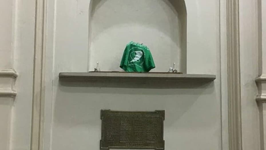 Un pañuelo verde donde antes estaba la Virgen, en el colegio Carlos Pellegrini