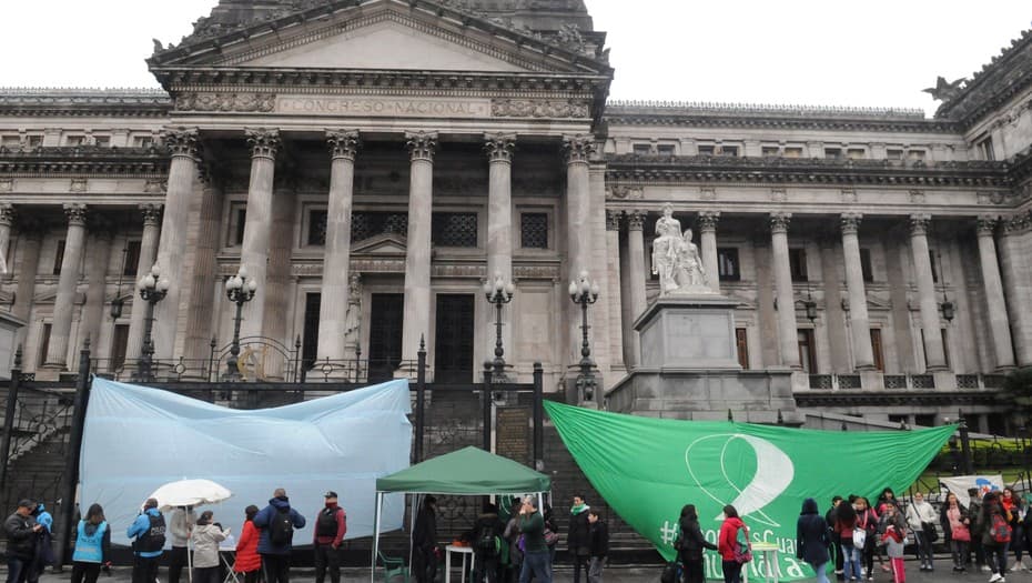 Aborto legal: el «no» sumó un voto y ahora la mirada está en los ausentes e indecisos