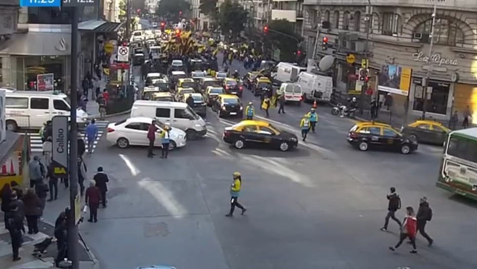 Nueva protesta de taxistas contra Uber complica el tránsito en el centro porteño