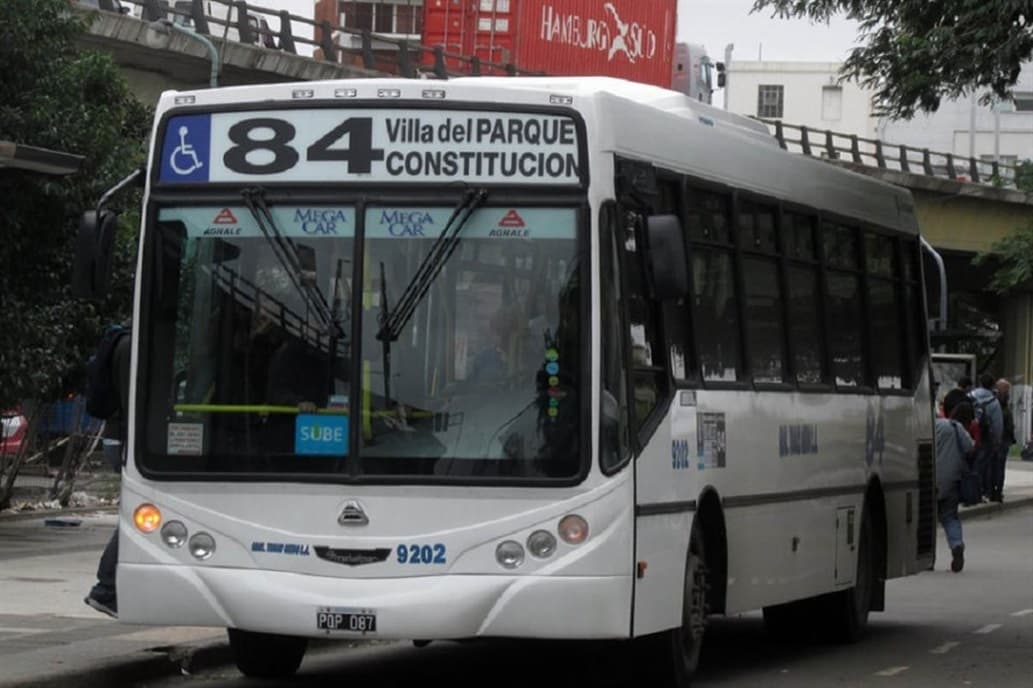 Investigan el recorrido que realizó con el colectivo el chofer de la línea 84 baleado anoche