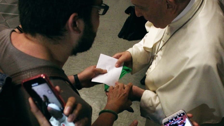Le entregó un pañuelo verde de la campaña por el aborto al Papa Francisco