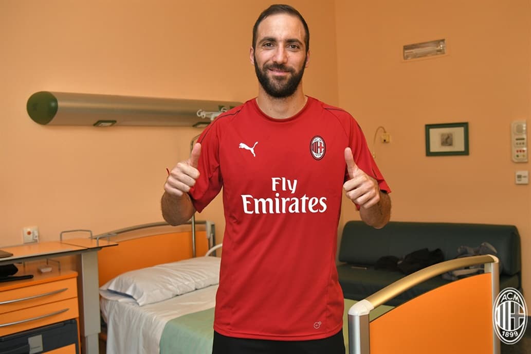 Gonzalo Higuaín ya posó con la camiseta de Milan: la foto antes de los exámenes y el furor de los hinchas