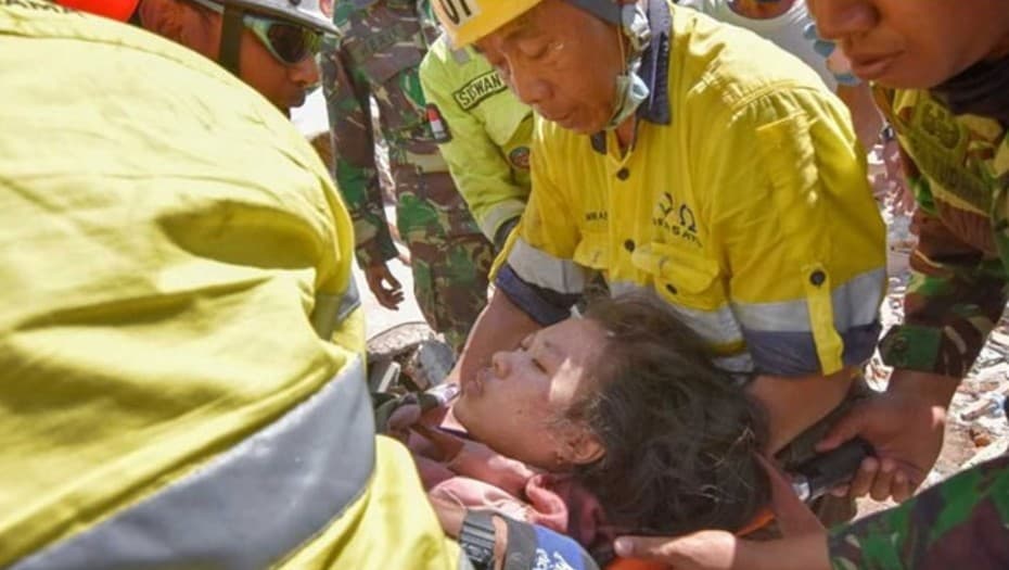 Después de dos días rescataron de entre los escombros a una superviviente del terremoto