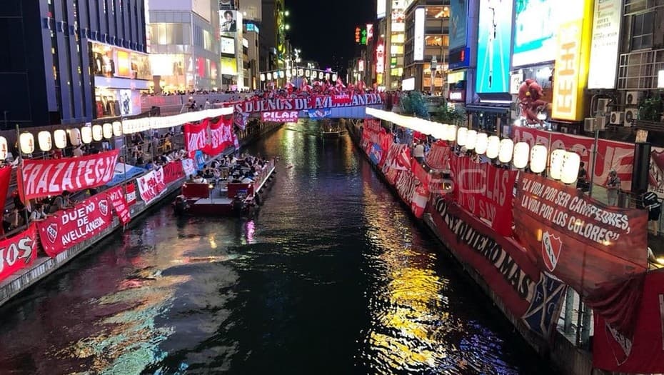 Osaka se vistió de rojo en la víspera de una nueva final para Independiente